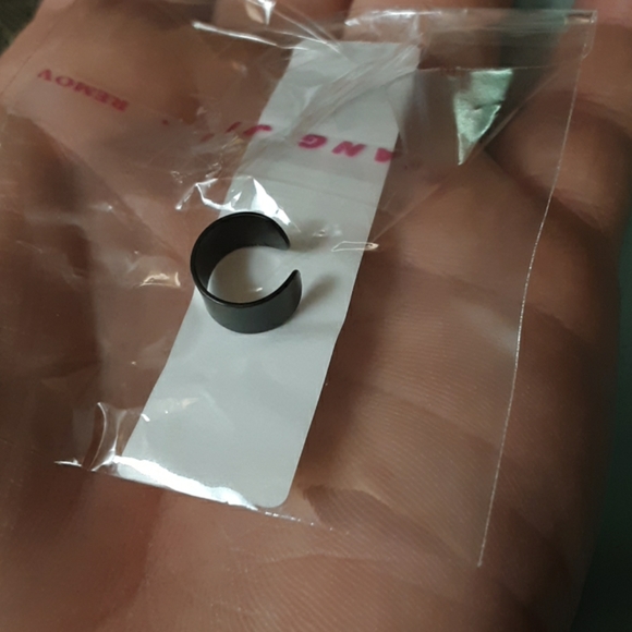 Simple Ear Cuff- black - Picture 4 of 4